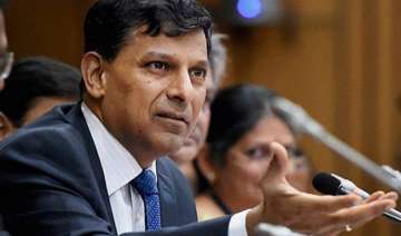 raghuram rajan leaves rates unchanged asks banks... raghuram rajan leaves rates unchanged asks banks...