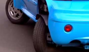 this car rotates 180 degrees - India TV this car rotates 180 degrees - India TV
