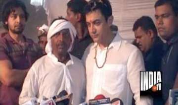 aamir attends wedding of auto driver s son -... aamir attends wedding of auto driver s son -...