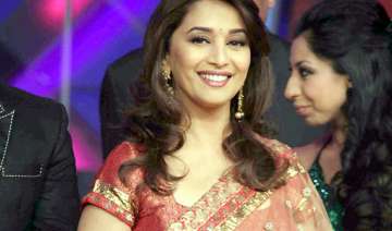 another kind gesture by madhuri dixit - India TV another kind gesture by madhuri dixit - India TV