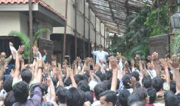 big b apologises for police roughing up his fans... big b apologises for police roughing up his fans...