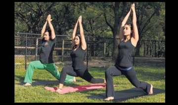 kareena saif doing yoga asanas together - India TV kareena saif doing yoga asanas together - India TV