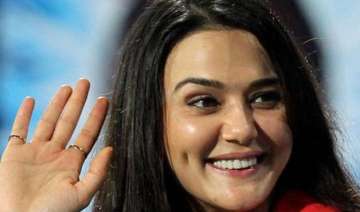 preity zinta wears judges hat for beauty pageant... preity zinta wears judges hat for beauty pageant...