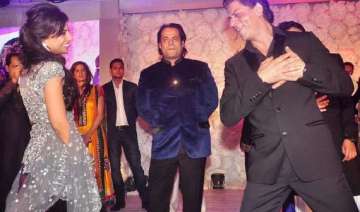 shah rukh proposes to the new bride in b town see... shah rukh proposes to the new bride in b town see...