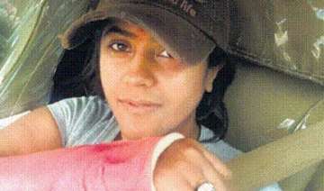 ekta injured after fall in a mumbai pothole -... ekta injured after fall in a mumbai pothole -...