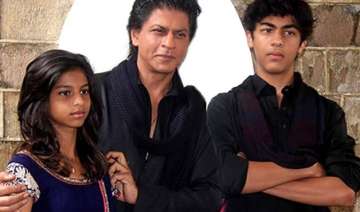 shah rukh khan s kids are not safe around him -... shah rukh khan s kids are not safe around him -...