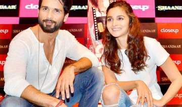 why is alia bhatt so protective of shahid kapoor... why is alia bhatt so protective of shahid kapoor...