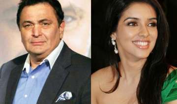 rishi kapoor makes asin blush - India TV rishi kapoor makes asin blush - India TV