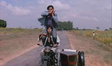 dharmendra amitabh bachchan still meet as jai... dharmendra amitabh bachchan still meet as jai...