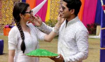 madhubala madhu abhay holi romance - India TV madhubala madhu abhay holi romance - India TV