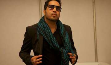 mika gifts his watch to mithun da on did - India... mika gifts his watch to mithun da on did - India...