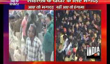 police resort to cane charge as shah rukh was... police resort to cane charge as shah rukh was...