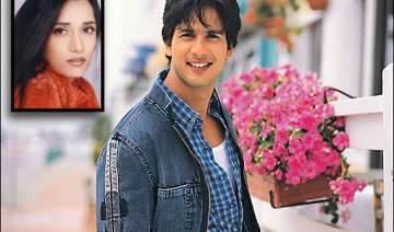 shahid kapoor complains to police about female... shahid kapoor complains to police about female...