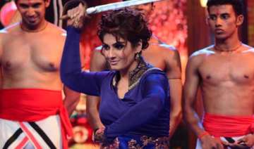 raveena tandon tries her hand at sword stunts -... raveena tandon tries her hand at sword stunts -...