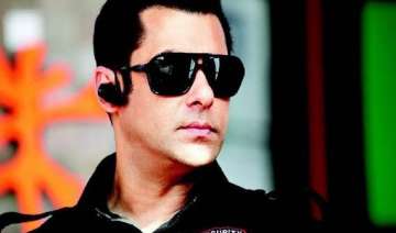 salman merges into flora fountain crowd for a... salman merges into flora fountain crowd for a...