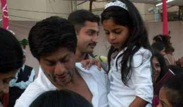 shah rukh hurts ribs playing soccer with daughter... shah rukh hurts ribs playing soccer with daughter...