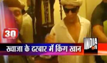 shah rukh khan performs prayers at ajmer sharif -... shah rukh khan performs prayers at ajmer sharif -...