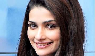 injured prachi desai shows professionalism -... injured prachi desai shows professionalism -...