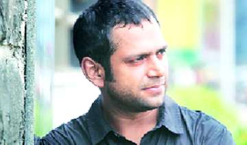 sharib hashmi sold home wife s jewellery to... sharib hashmi sold home wife s jewellery to...