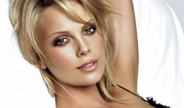 charlize theron gets a golden globe wakeup call -... charlize theron gets a golden globe wakeup call -...