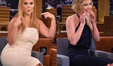 jennifer lawrence amy schumer dance barefoot -... jennifer lawrence amy schumer dance barefoot -...