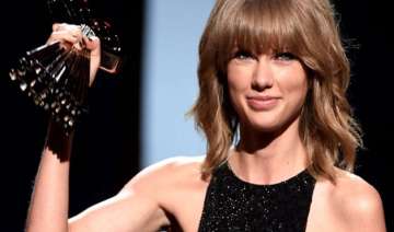 taylor swift rakes in four awards at mtv video... taylor swift rakes in four awards at mtv video...