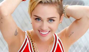 miley cyrus posts toilet selfie - India TV miley cyrus posts toilet selfie - India TV