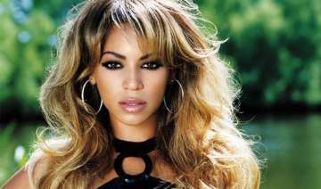 beyonce suffers wardrobe malfunction - India TV beyonce suffers wardrobe malfunction - India TV