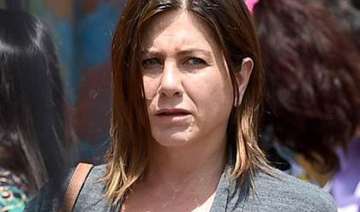 jennifer aniston eyes oscar for cake - India TV jennifer aniston eyes oscar for cake - India TV