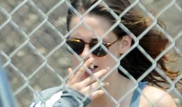 kristen stewart blasts photographer sans reason -... kristen stewart blasts photographer sans reason -...