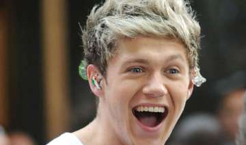 niall horan begs fans to stop throwing objects on... niall horan begs fans to stop throwing objects on...