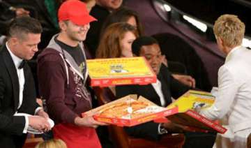 oscars 2014 ellen degeneres gives out usd 1 000... oscars 2014 ellen degeneres gives out usd 1 000...