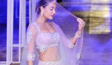 lisa haydon dazzles ibfw stage for tarun... lisa haydon dazzles ibfw stage for tarun...
