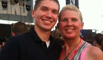couple fall in love after texting by mistake -... couple fall in love after texting by mistake -...
