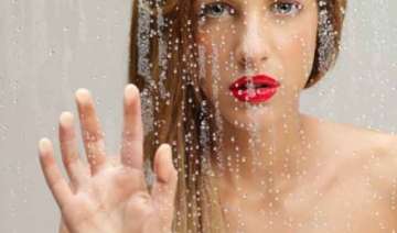 make up tips for humid weather - India TV make up tips for humid weather - India TV