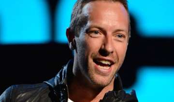 coldplay frontman chris martin caught up in love... coldplay frontman chris martin caught up in love...