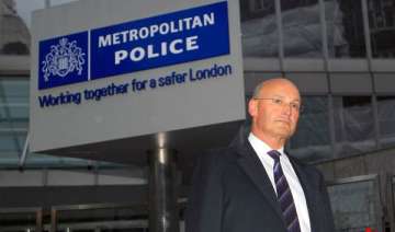 british police chief quits amid phone hacking... british police chief quits amid phone hacking...