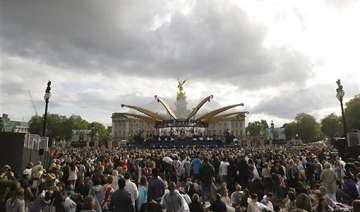 crowds cheer queen on last day of jubilee - India... crowds cheer queen on last day of jubilee - India...