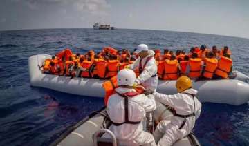 400 migrants saved from wreck off libya 25 bodies... 400 migrants saved from wreck off libya 25 bodies...