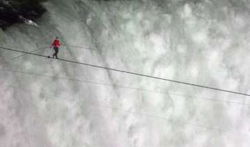nik dares to break record walks across niagara... nik dares to break record walks across niagara...