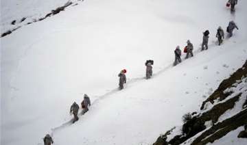 pakistani rescuers resume search for 135 buried... pakistani rescuers resume search for 135 buried...