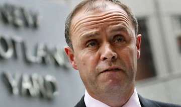 2 top london police resign in uk hacking scandal... 2 top london police resign in uk hacking scandal...