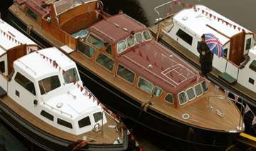 soggy end to queen s thames tamasha - India TV soggy end to queen s thames tamasha - India TV