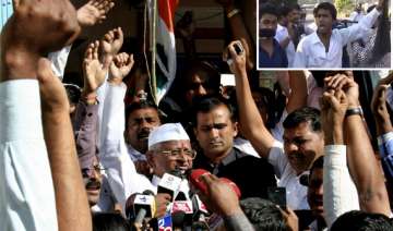 anna hazare shown black flags - India TV anna hazare shown black flags - India TV