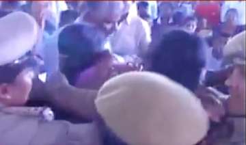 black flag shown to sonia in karnataka - India TV black flag shown to sonia in karnataka - India TV