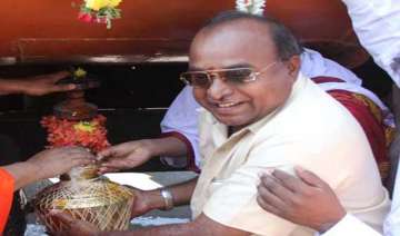 cong admits ex bjp minister krishnaiah shetty... cong admits ex bjp minister krishnaiah shetty...
