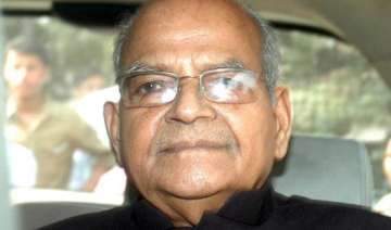 sukh ram surrenders sent to jail by court - India... sukh ram surrenders sent to jail by court - India...