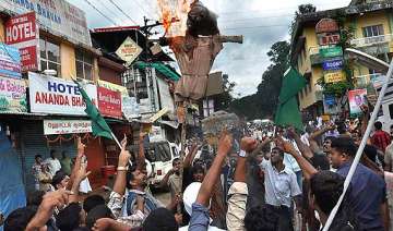 dam protesters try to enter kerala baton charged... dam protesters try to enter kerala baton charged...
