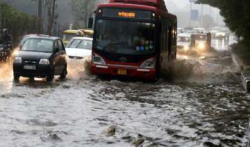 downpour cools delhi floods roads - India TV downpour cools delhi floods roads - India TV