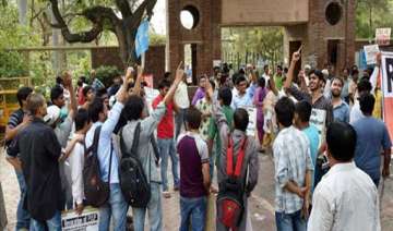 du admission confusion persists students left in... du admission confusion persists students left in...